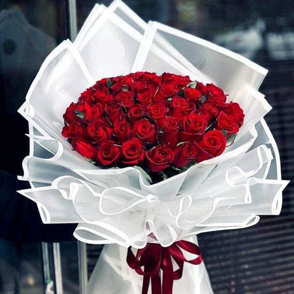 دسته گل رز قرمز