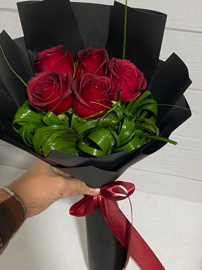 دسته گل رز قرمز و مشکی